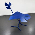 Table d’appoint design en métal bleu profond réalisée par l’artiste français Gérard Coquelin alias Coco.