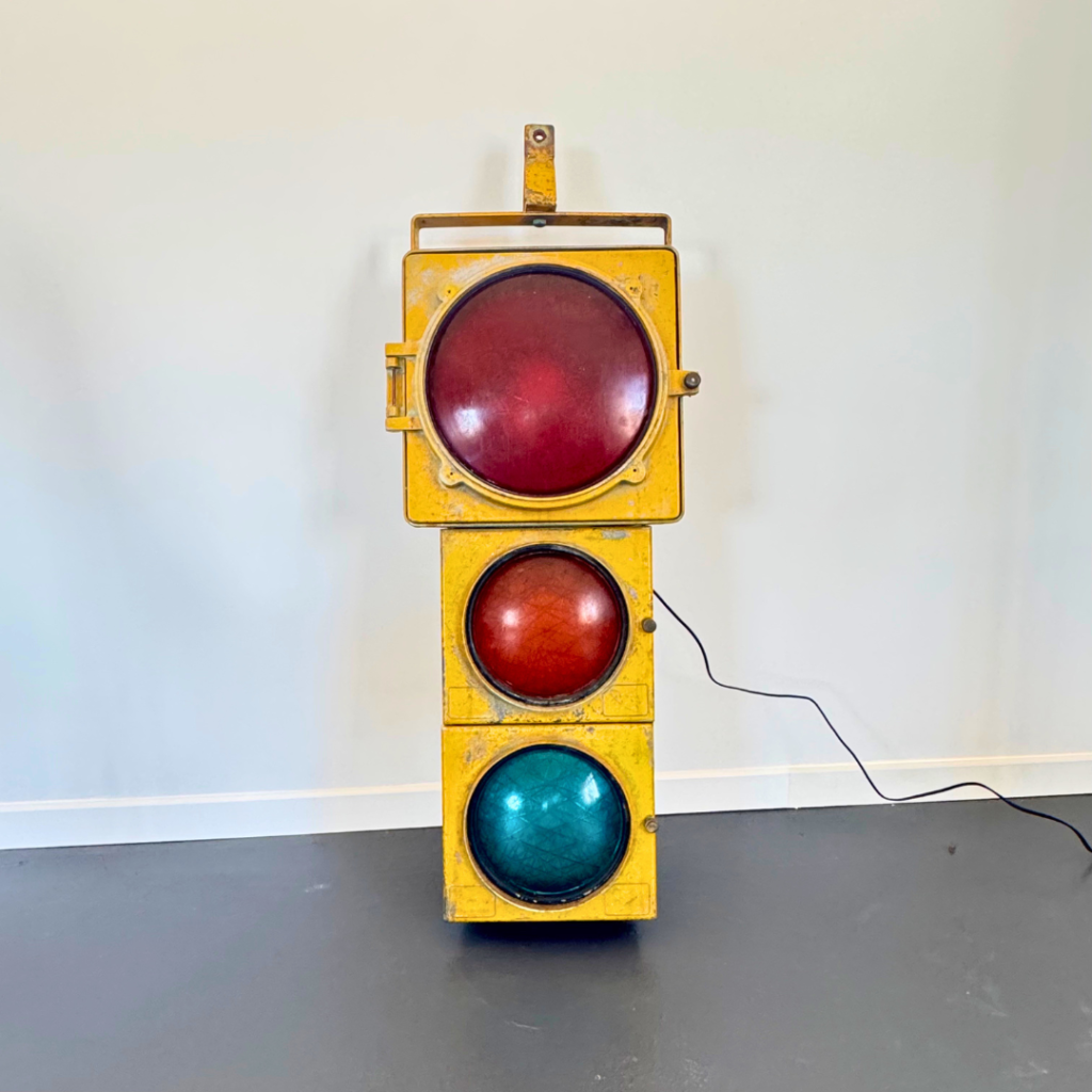 Anciens feux de signalisation US vintage en métal jaune avec optiques rouges et verte, décoration industrielle américaine.