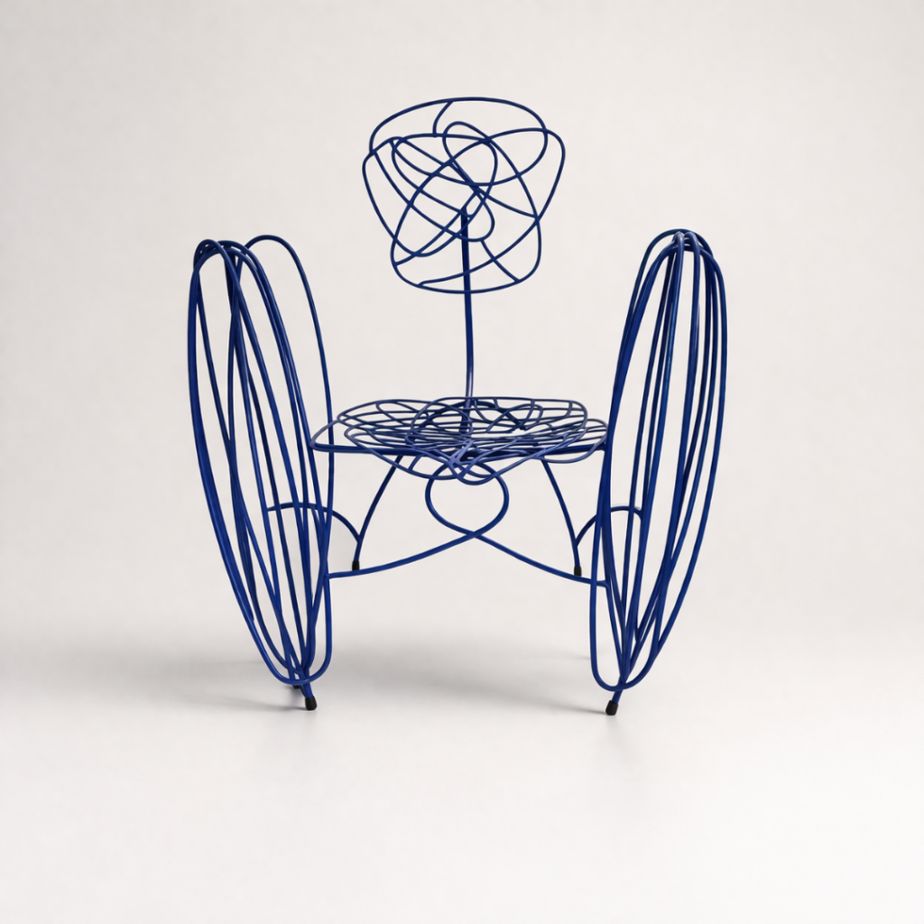 Fauteuil en métal bleu signé par l’artiste français Gérard Coquelin, cette pièce sculpturale allie design et légèreté avec une identité visuelle forte. Son travail du métal, tout en courbes et en lignes entrelacées, crée une sensation de mouvement et de fluidité, presque aérienne. Malgré son apparente finesse, la structure reste stable et fonctionnelle, offrant une assise à la fois originale et ergonomique. À mi-chemin entre œuvre d’art et mobilier, ce fauteuil trouve parfaitement sa place aussi bien en intérieur qu’en extérieur, apportant une touche contemporaine et artistique à tout environnement.