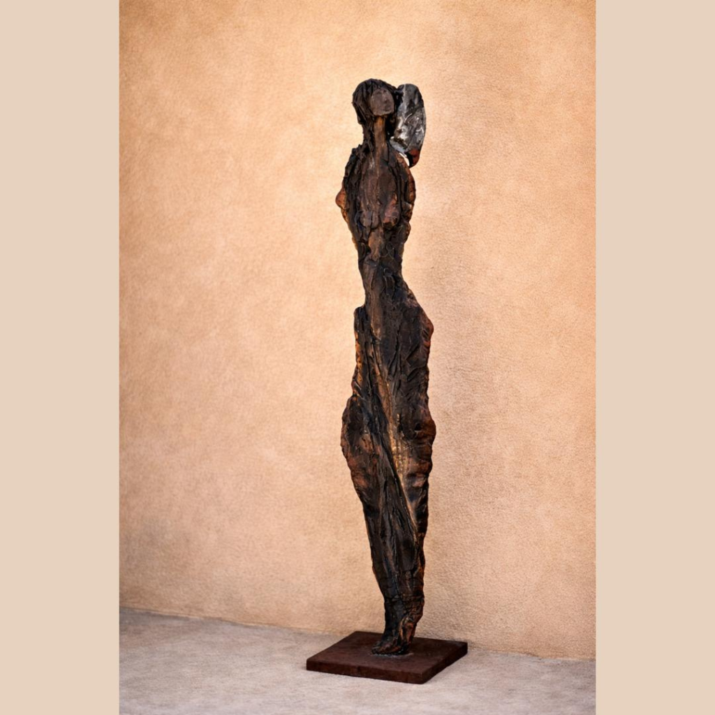 Sculpture "Femme au Perroquet" en terre cuite de l'artiste français Michel Wohlfahrt.