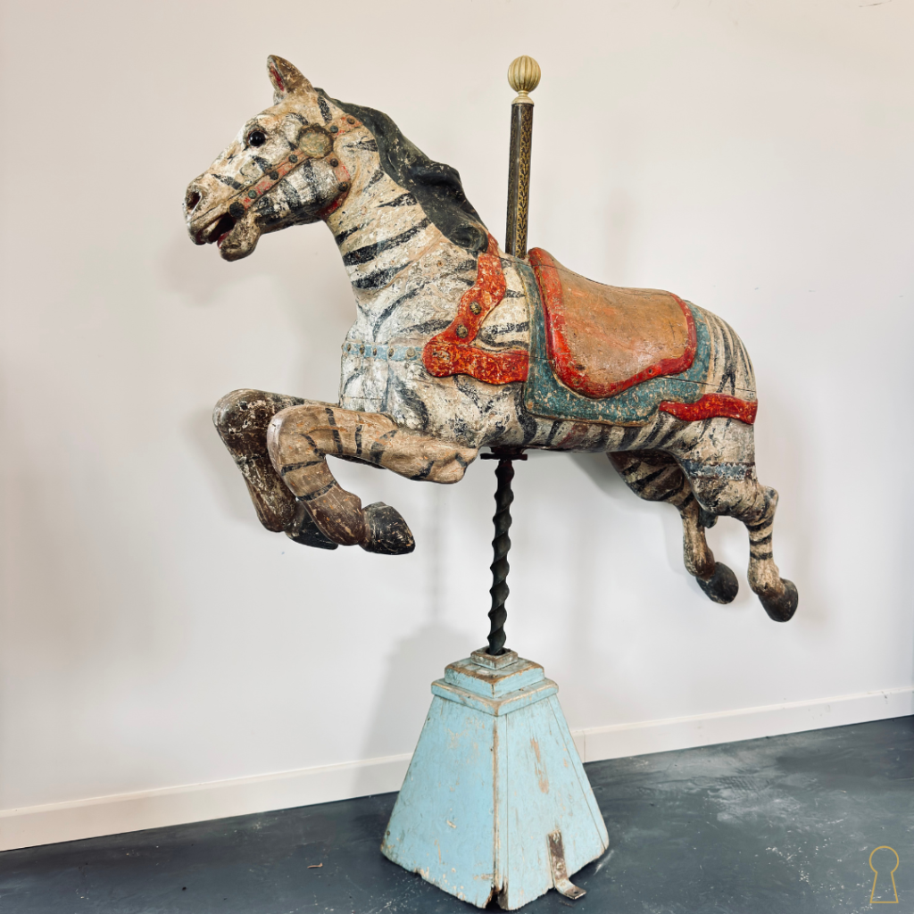 Authentique cheval de manège en bois peint