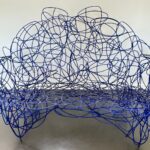 Canapé signé de l'artiste Gérard Coquelin "Coco" peint avec un bleu profond.