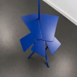 Table d’appoint design en métal bleu profond réalisée par l’artiste français Gérard Coquelin alias Coco.