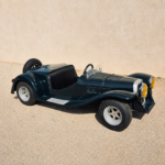 Voiture d’enfant style Jaguar ancienne avec moteur thermique, fabrication française, modèle de collection vintage et décoratif.