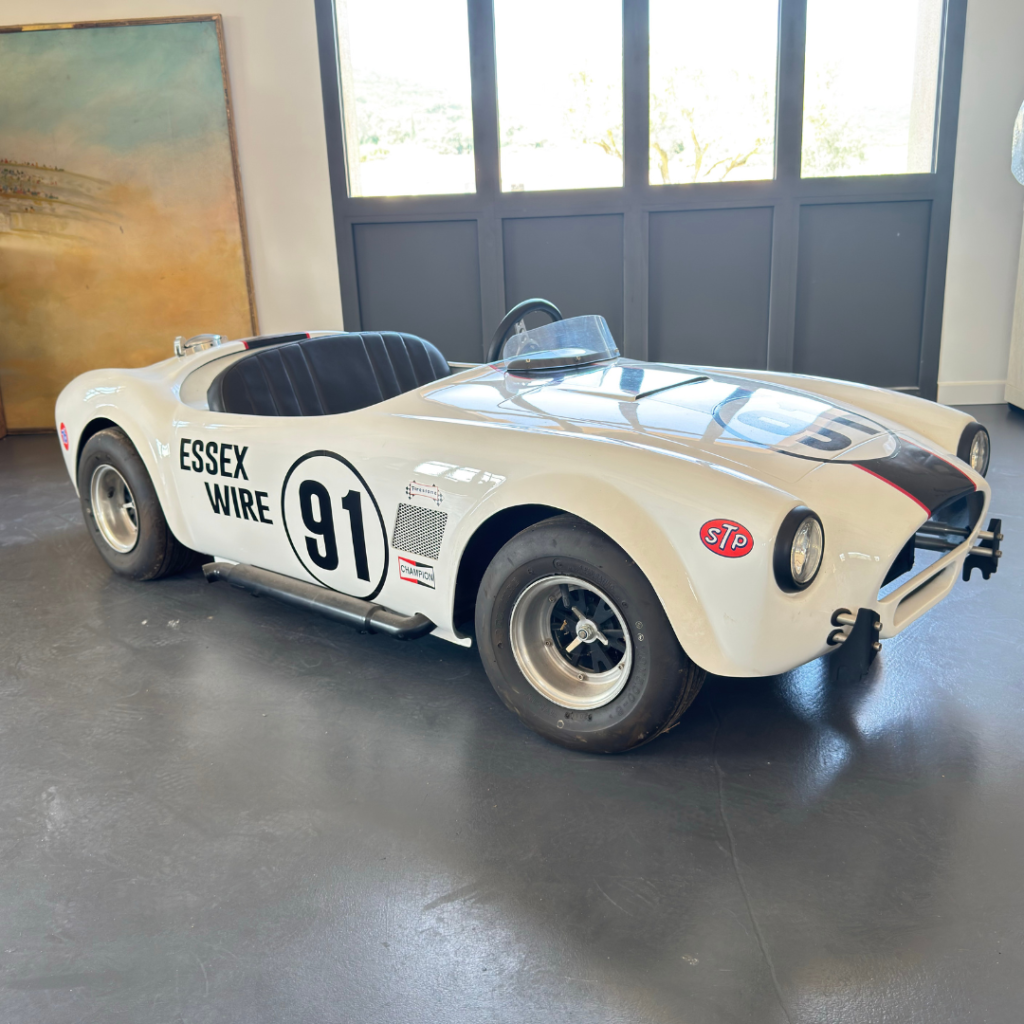 Voiture Ford Cobra pour enfant avec moteur thermique, réplique miniature vintage inspirée des célèbres voitures de course américaines.