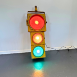 Anciens feux de signalisation US vintage en métal jaune avec optiques rouges et verte, décoration industrielle américaine.