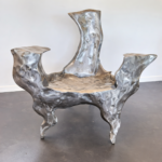 Table basse et fauteuil en métal brossé réalisés par l’artiste Gérard Coquelin alias Coco, mobilier d’artiste contemporain signé.