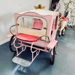Découvrez un ancien carrosse de manège avec deux chevaux en bois polychrome. Une pièce d’art forain authentique, idéale pour collectionneurs, décorateurs et amateurs d’objets rares.