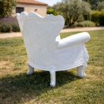 Fauteuil cabriolet en résine blanche pour extérieur, style baroque chic, idéal pour terrasse, jardin ou décoration haut de gamme.