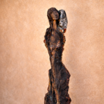 Femme au Perroquet sculpture en terre cuite du sculpteur Michel Wohlfahrt