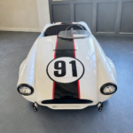 Voiture Ford Cobra pour enfant avec moteur thermique, réplique miniature vintage inspirée des célèbres voitures de course américaines.
