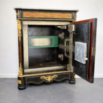 Meuble coffre-fort Napoléon III style Boulle en bois noirci avec marqueterie de cuivre, ornements dorés et plateau en marbre.