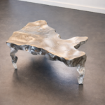 Table basse et fauteuil en métal brossé réalisés par l’artiste Gérard Coquelin alias Coco, mobilier d’artiste contemporain signé.