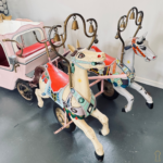 Découvrez un ancien carrosse de manège avec deux chevaux en bois polychrome. Une pièce d’art forain authentique, idéale pour collectionneurs, décorateurs et amateurs d’objets rares.