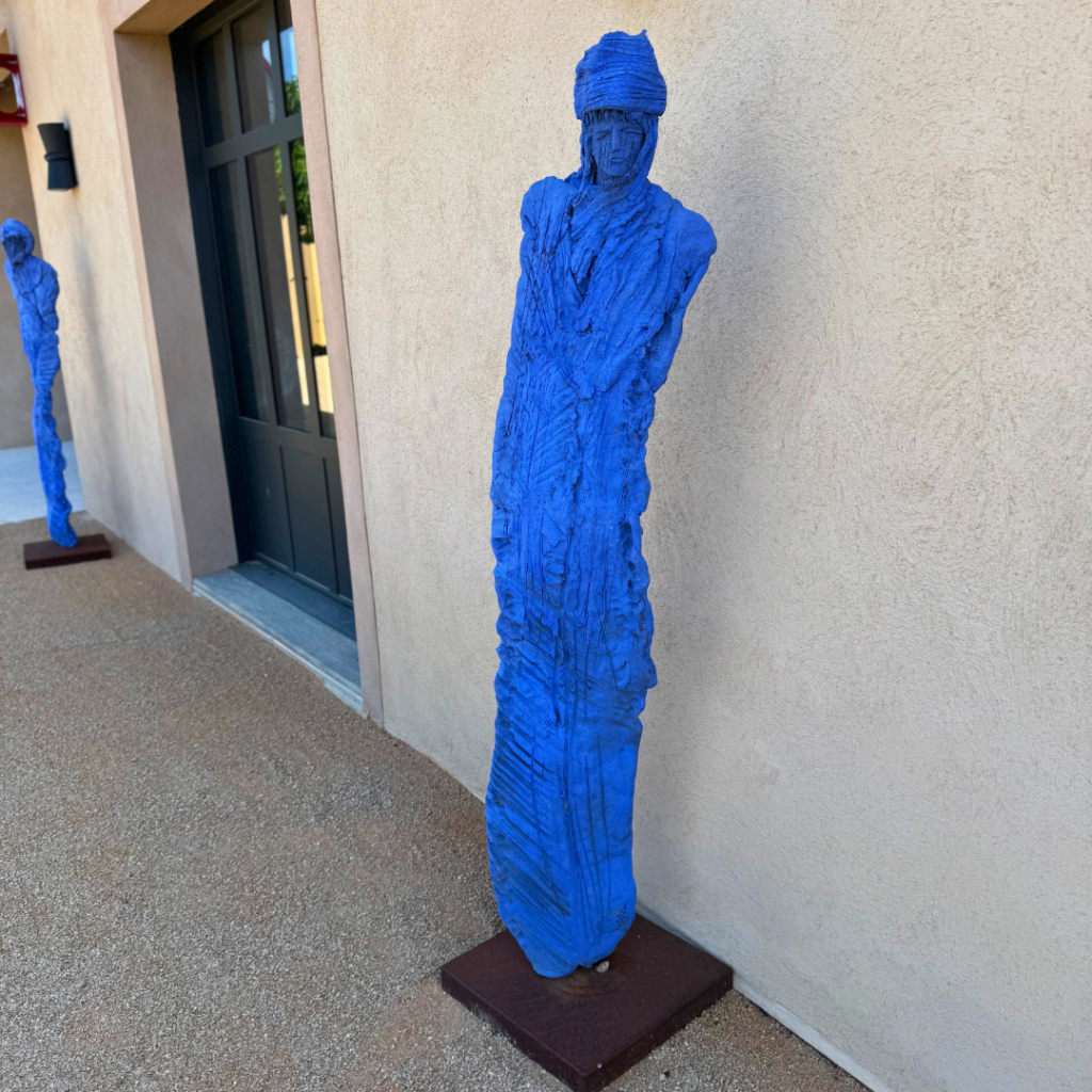 Sculpture « Homme du Désert » de Michel Wohlfahrt en terre cuite bleue avec minéraux silicates, œuvre contemporaine figurative pour intérieur ou extérieur.