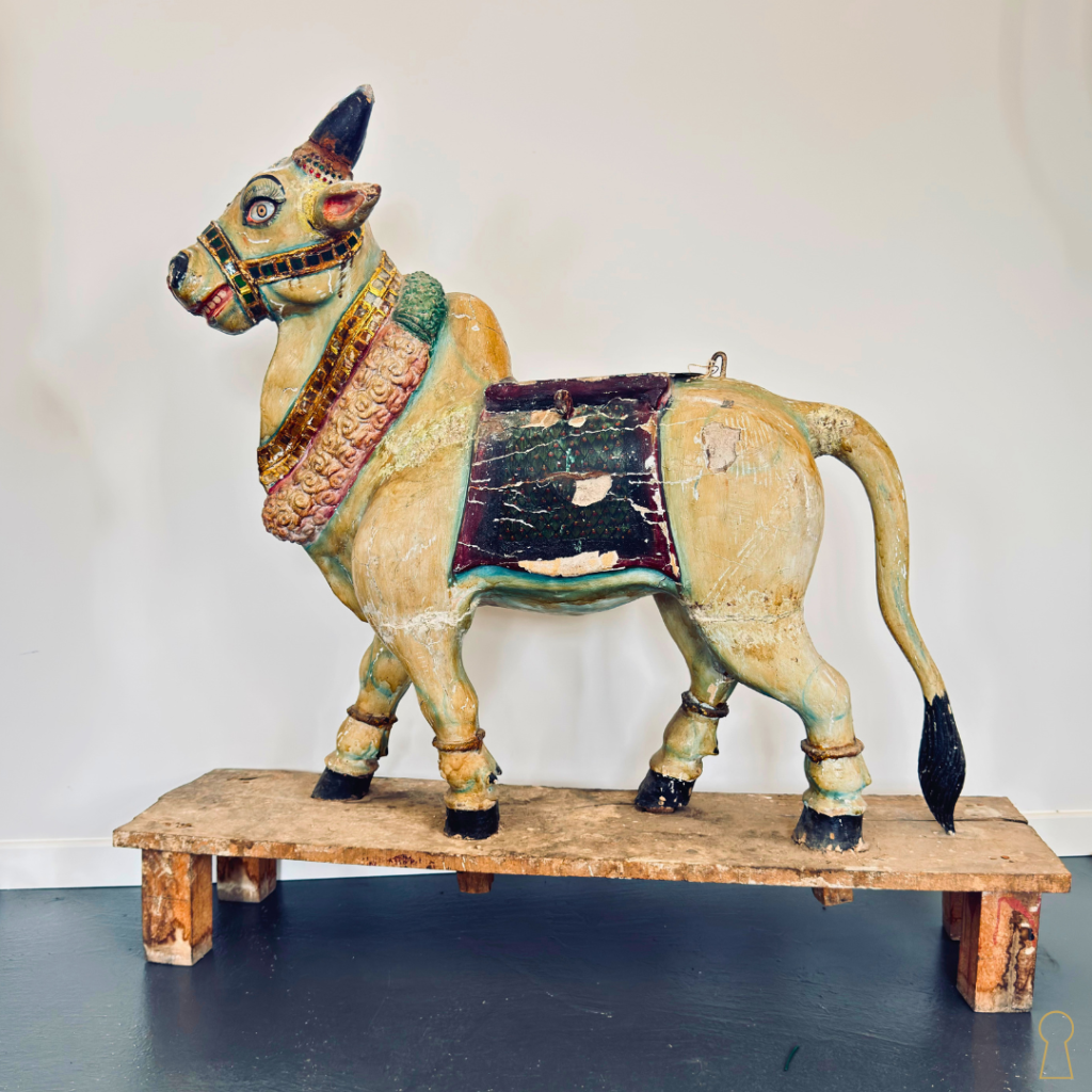 Sculpture ancienne de Nandi, monture sacrée du dieu Shiva, provenance Inde, sculpture polychrome artisanale en bois.
