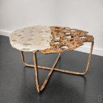 Tables basses Orga issues d’une collaboration entre le sculpteur Nico Tournaire et le verrier Jean-Marie Le Goff. Le bronze poli aux formes organiques dialogue avec des plateaux en verre travaillés dans un esprit minéral et aérien. Le jeu entre transparence, matière brute et reflets métalliques confère à l’ensemble une présence artistique forte et contemporaine. Des pièces rares, à la frontière entre mobilier d’artiste et sculpture contemporaine.
