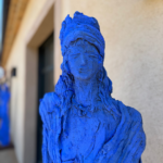 Sculpture « Homme du Désert » de Michel Wohlfahrt en terre cuite bleue avec minéraux silicates, œuvre contemporaine figurative pour intérieur ou extérieur.