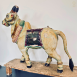 Sculpture ancienne de Nandi, monture sacrée du dieu Shiva, provenance Inde, sculpture polychrome artisanale en bois.