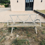 Ancien banc français en ciment circa 1900, installé en extérieur.
