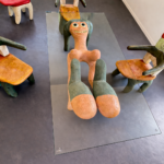 Salon “Barbe Bleue” de Charles Semser avec table en verre, fauteuils et tabouret en résine polyester, sculpture mobilier contemporaine.