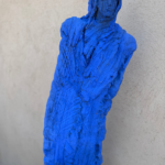 Sculpture « Homme du Désert » de Michel Wohlfahrt en terre cuite bleue avec minéraux silicates, œuvre contemporaine figurative pour intérieur ou extérieur.