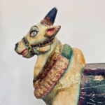 Sculpture ancienne de Nandi, monture sacrée du dieu Shiva, provenance Inde, sculpture polychrome artisanale en bois.