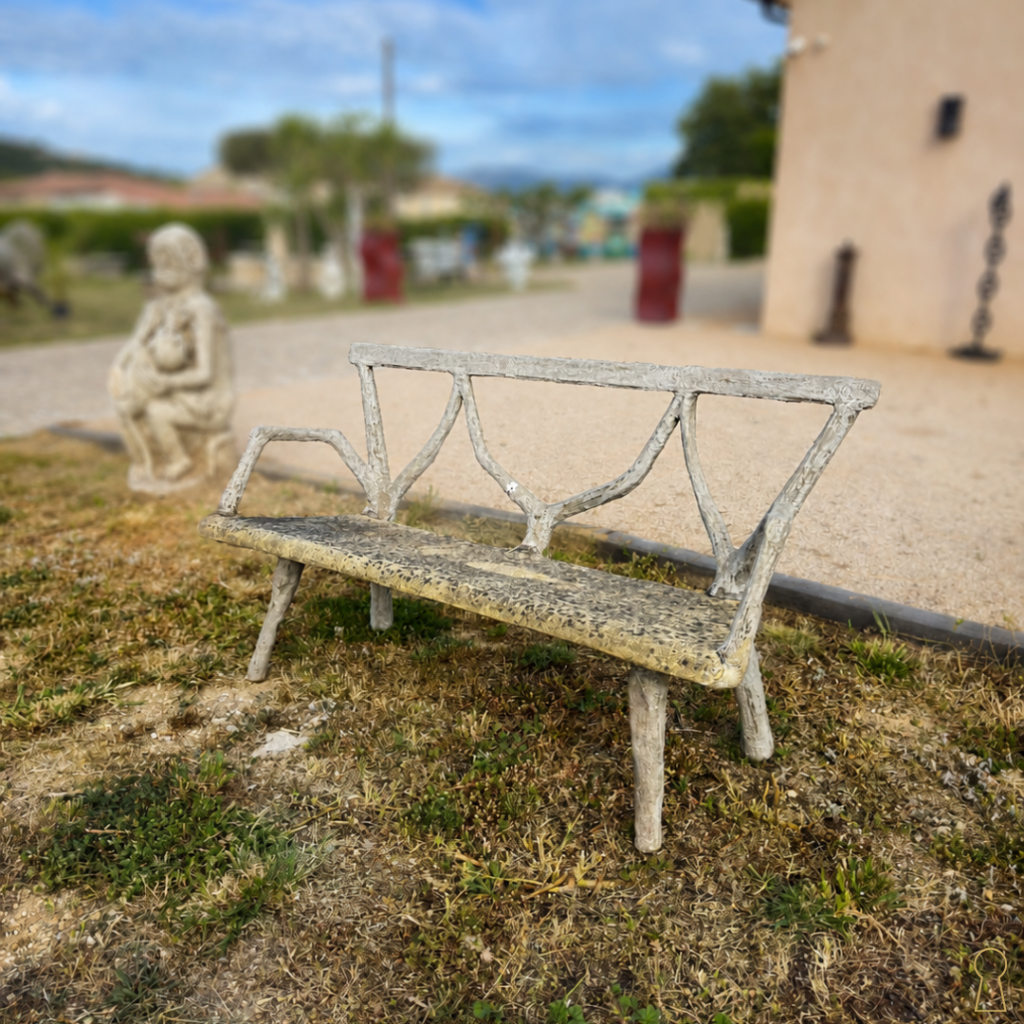 Ancien banc français en ciment circa 1900, installé en extérieur.