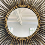 Miroir soleil style Chaty Vallauris en métal doré avec rayons décoratifs, miroir vintage inspiré du design français des années 50 à 70.